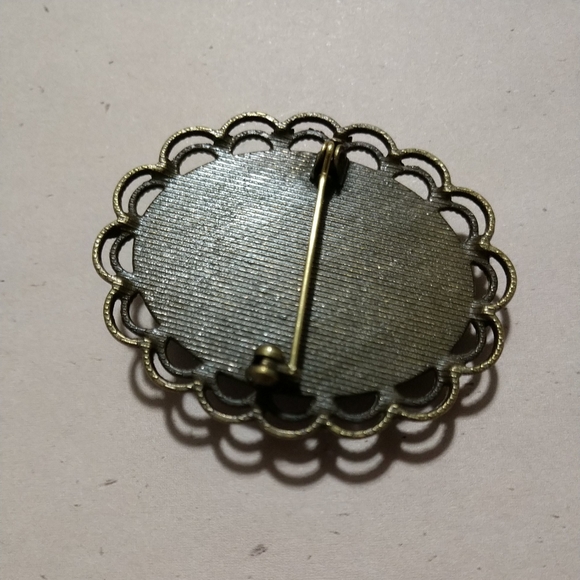 Beautiful! Vintage Bronze Tone Plastic Cameo of a Woman Brooch Pin - Picture 8 of 8